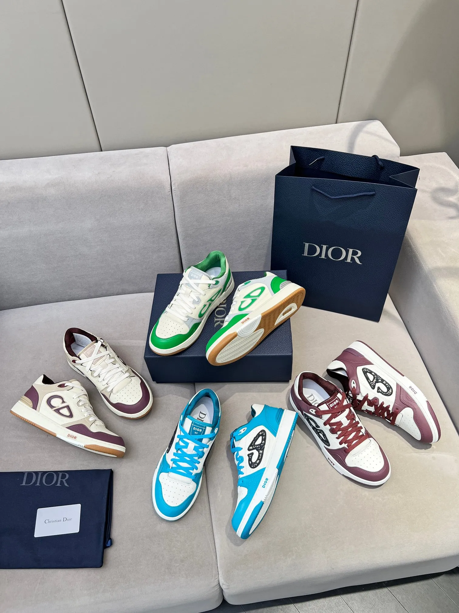 Men's Men's Shoes 💰600 Dior DiorB57 top version of low-top sneakers! ! ! Green with beige smooth first-layer cowhide, fully oiled edges, T men's shoes 💰U outsole.  The 2024 autumn men's wear series has made a wonderful debut, a new classic item launched by Dior. Crafted from smooth first-grain cow leather in vibrant green and beige, it's accented with tonal Oblique embossed labels on the sides. The distinctive laces of the same color match the color of the shoe body, and the opening and closing are decorated with various classic details on the tongue, sole and back side to enhance the style. The eyelet details, upper stitching and heel strip panels of the same color highlight the dynamic charm of its sports style. Exclusive two-color molded T men's shoes 💰U outsole is light, comfortable, non-slip and wear-resistant, the mesh lining and feet are customized with original colors, soft and breathable. Exquisite production technology highlights the grade, and can be matched with all kinds of clothing to create a refined look.